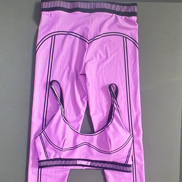 ALO Yoga Lilac/Purple Scoop-Back Sports Bra with Contrast Trim - Picture 2 of 5